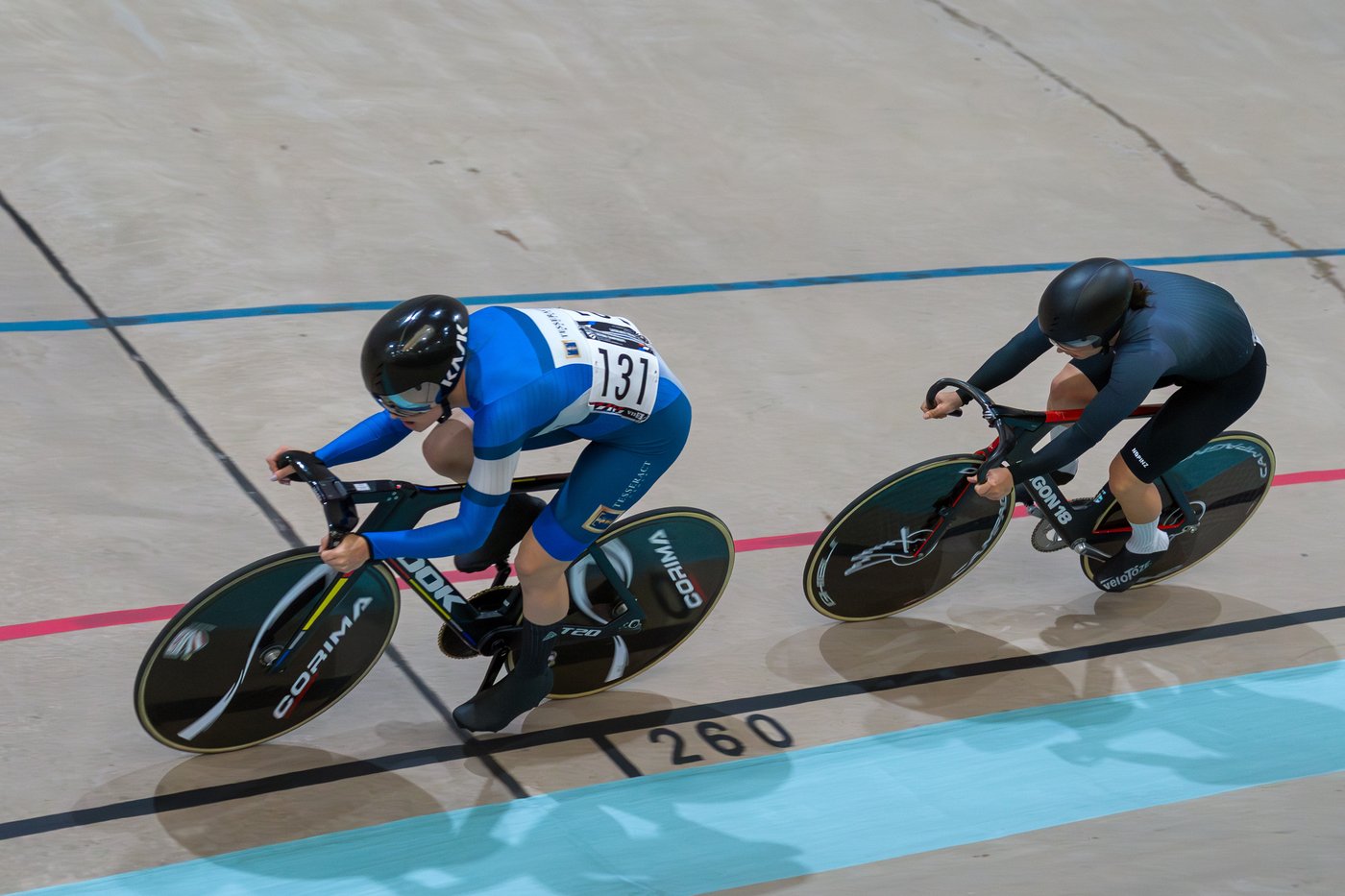 M leading, near the black line